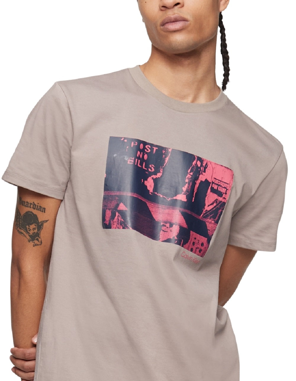 Camiseta Calvin Klein Masculina Relaxed Fit com Estampa Gráfica e Logotipo Cinza Tamanho P