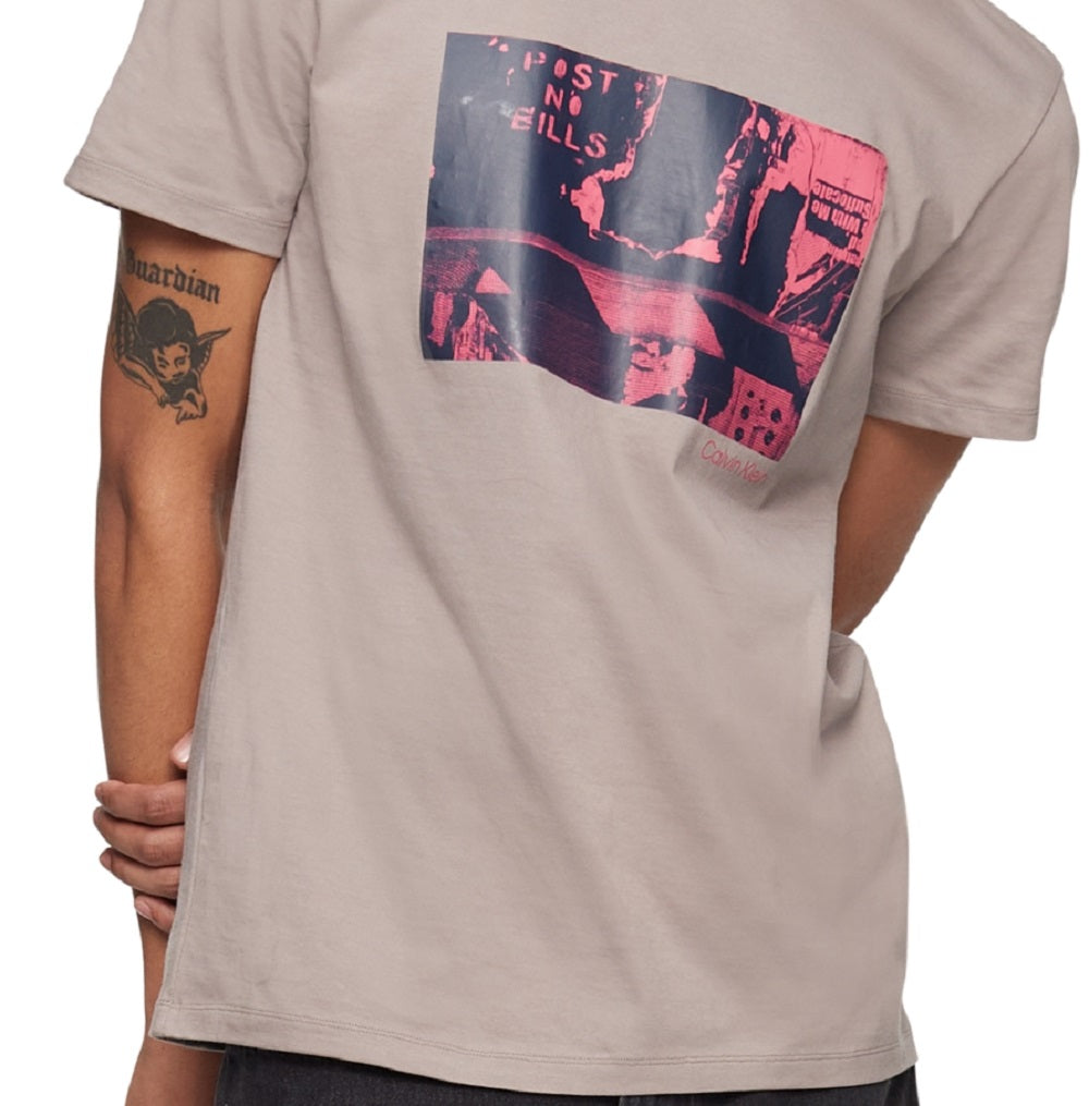 Camiseta Calvin Klein Masculina Relaxed Fit com Estampa Gráfica e Logotipo Cinza Tamanho P