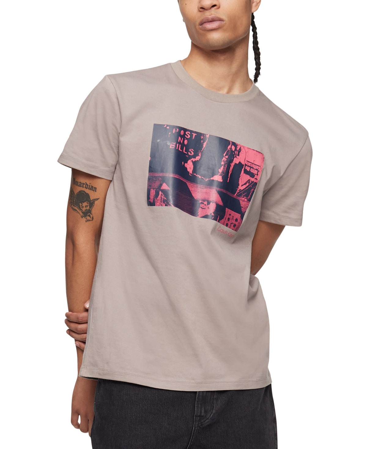 Camiseta Calvin Klein Masculina Relaxed Fit com Estampa Gráfica e Logotipo Cinza Tamanho P