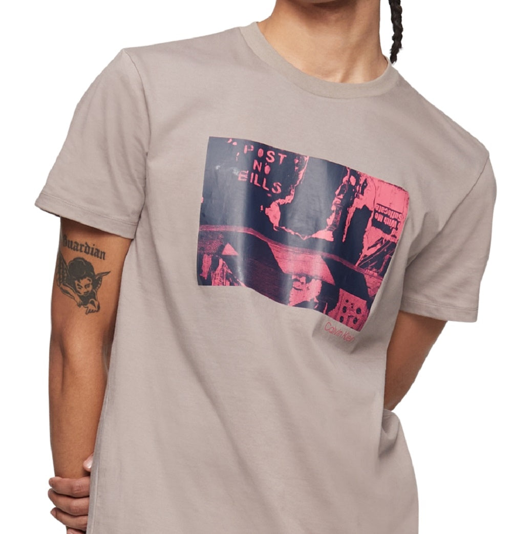 Camiseta Calvin Klein Masculina Relaxed Fit com Estampa Gráfica e Logotipo Cinza Tamanho Médio