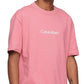 Camiseta Calvin Klein Masculina Relaxed Fit com Logo Padrão e Gola Redonda Rosa Tamanho XS