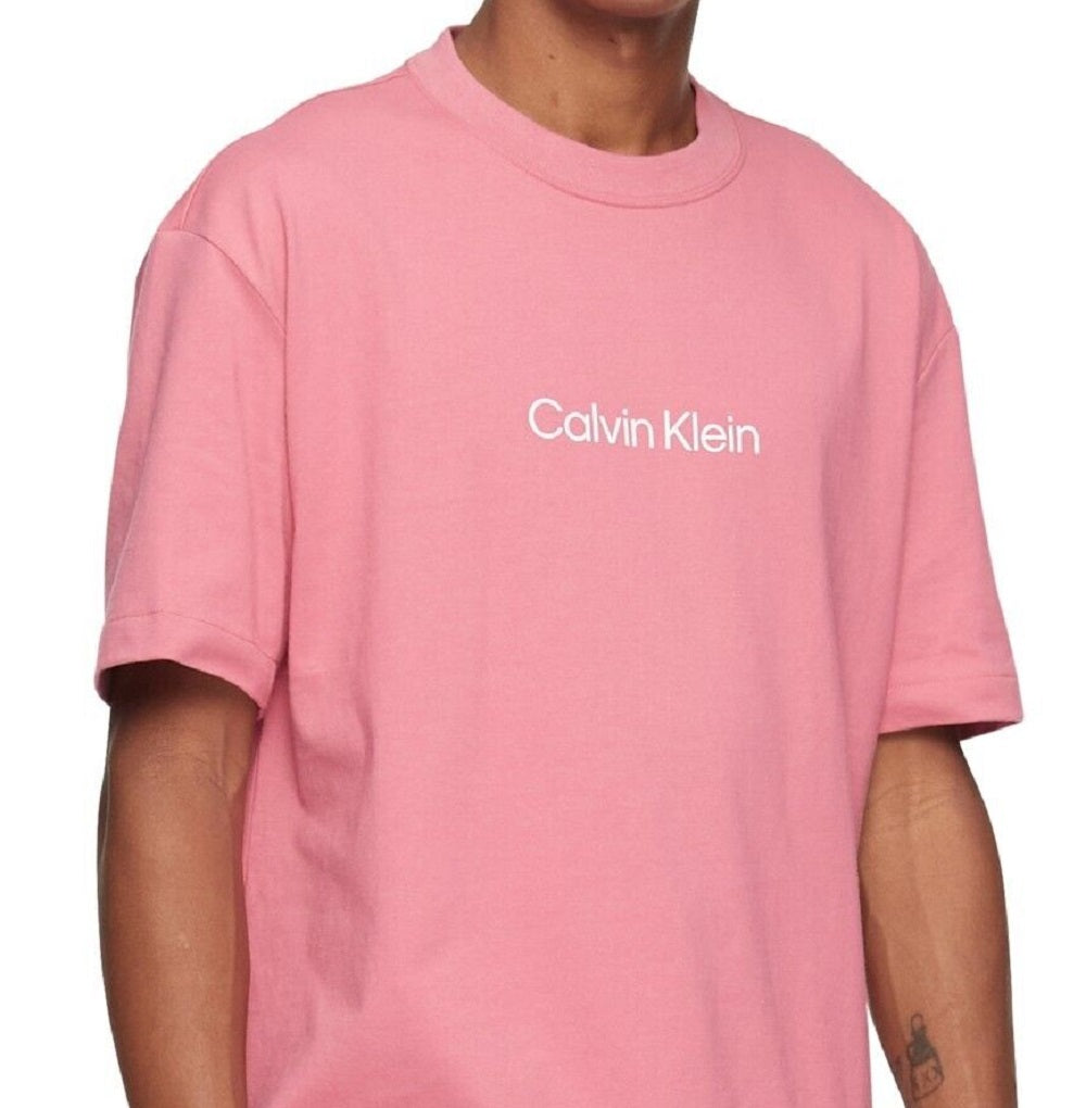 Camiseta Calvin Klein Masculina Relaxed Fit com Logo Padrão e Gola Redonda Rosa Tamanho XS