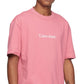 Camiseta Calvin Klein Masculina Relaxed Fit com Logo Padrão e Gola Redonda Rosa Tamanho Médio