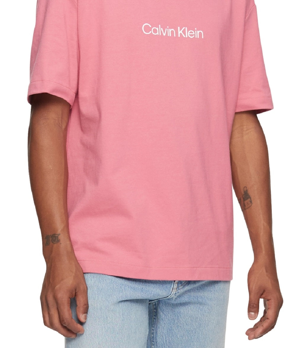 Camiseta Calvin Klein Masculina Relaxed Fit com Logo Padrão e Gola Redonda Rosa Tamanho Médio