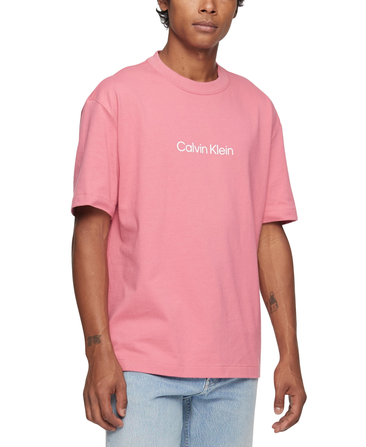 Camiseta Calvin Klein Masculina Relaxed Fit com Logo Padrão e Gola Redonda Rosa Tamanho Médio
