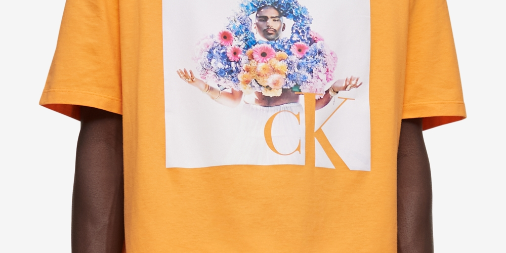 Camiseta Calvin Klein Masculina Relaxed Fit Pride Graphic Crewneck Laranja Tamanho X-S