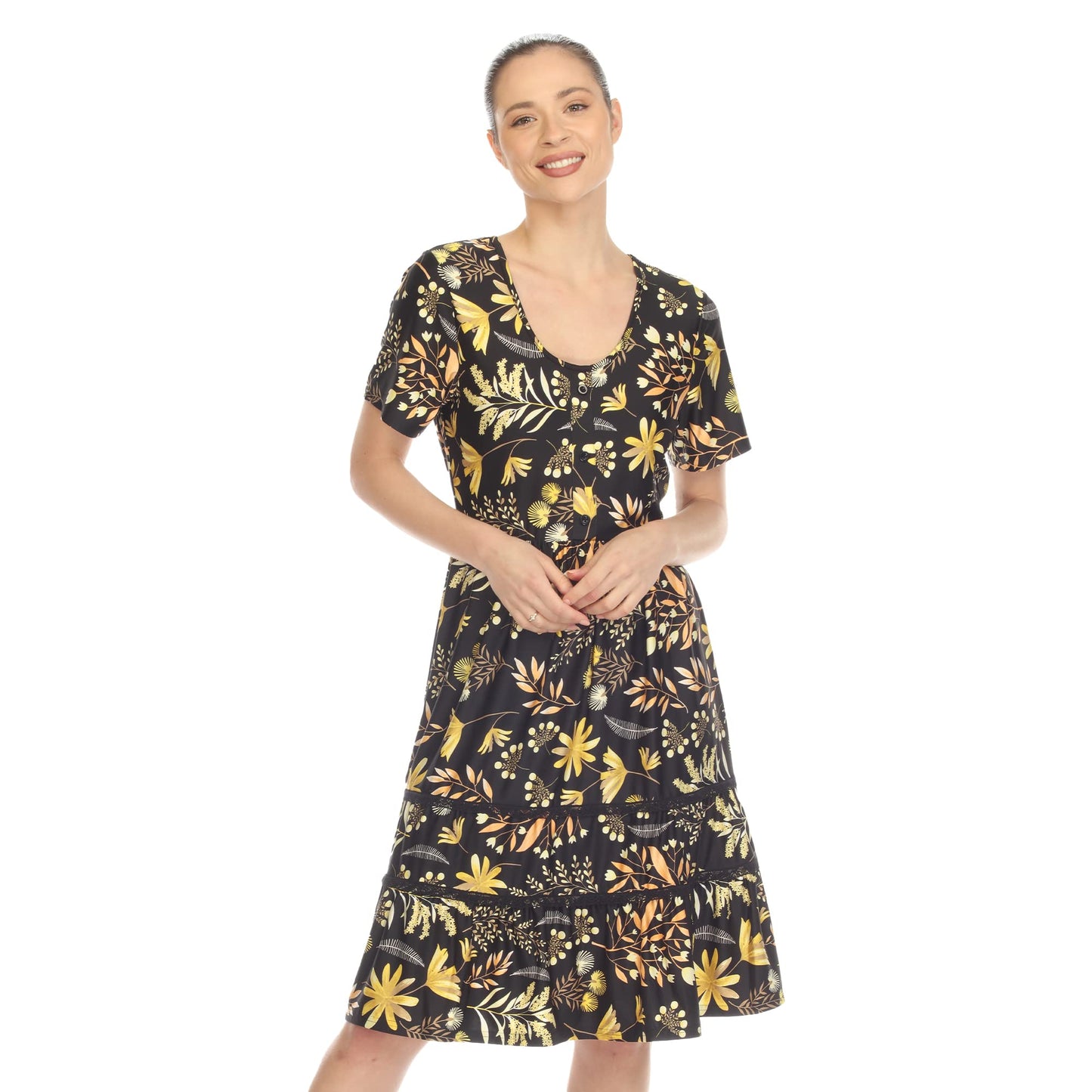 Vestido feminino floral branco com manga curta e comprimento até o joelho, preto