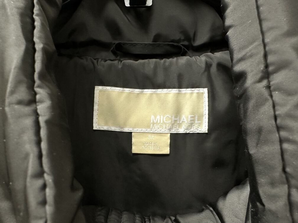 Casaco acolchoado com capuz e acabamento em pele sintética Michael Michael Kors Plus Size, preto, tamanho 3X