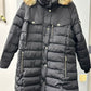 Casaco acolchoado com capuz e acabamento em pele sintética Michael Michael Kors Plus Size, preto, tamanho 3X