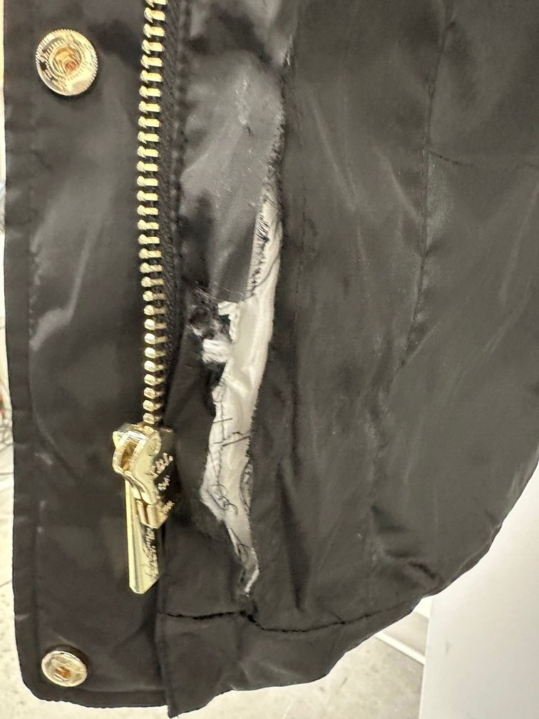 Casaco acolchoado com capuz e acabamento em pele sintética Michael Michael Kors Plus Size, preto, tamanho 3X