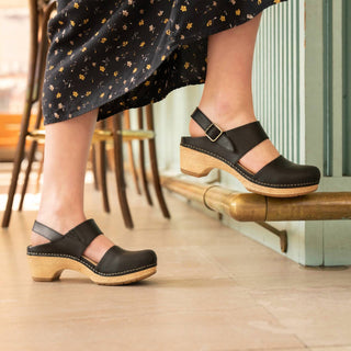 Dansko - Sandália feminina Lucia Close Toe Clog