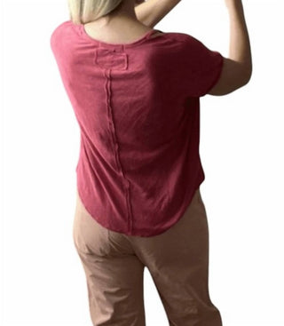 Free People - Camiseta com gola V desgastada