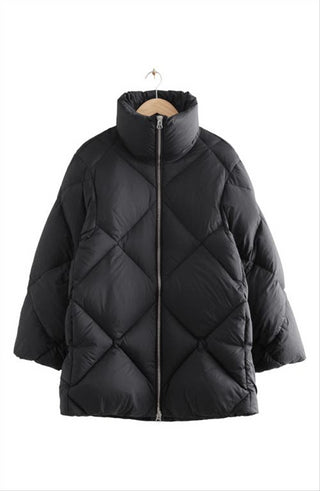 Jaqueta Puffer de penas e outras histórias em preto, tamanho médio