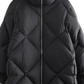 Jaqueta Puffer de penas e outras histórias em preto, tamanho médio