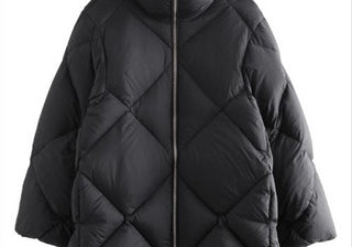 Jaqueta Puffer de penas e outras histórias em preto, tamanho médio