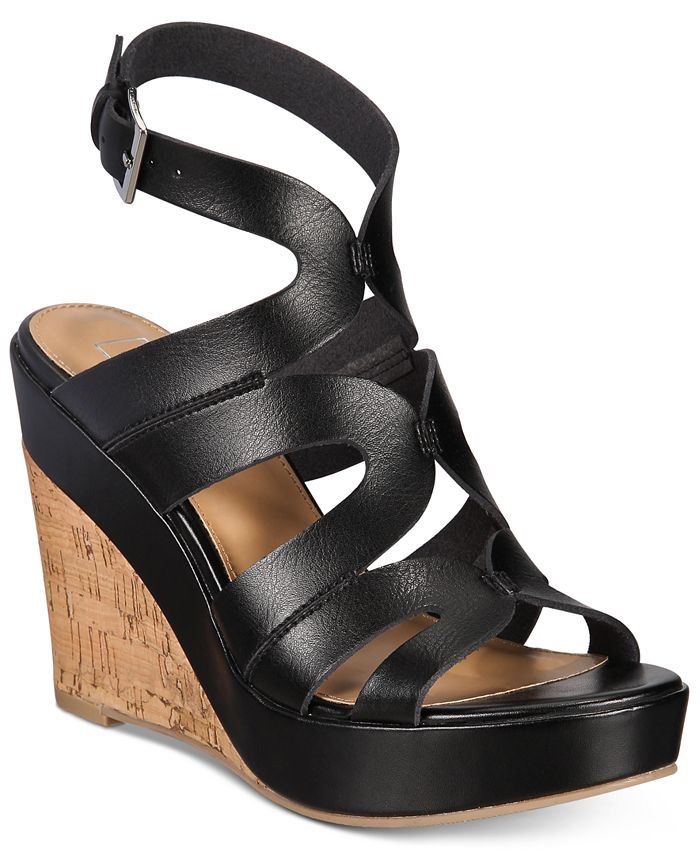 Material Girl Sandálias plataforma femininas Betssy de couro com bico aberto, casuais, pretas, tamanho 7 M