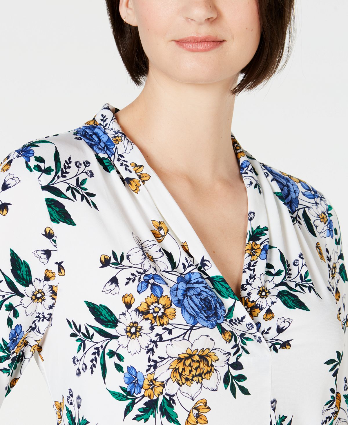 Blusa feminina com estampa floral e decote em V, branca, tamanho pequeno