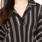 Blusa feminina Alfani listrada com gola entalhada e amarração frontal, preta, tamanho grande