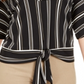 Blusa feminina Alfani listrada com gola entalhada e amarração frontal, preta, tamanho grande