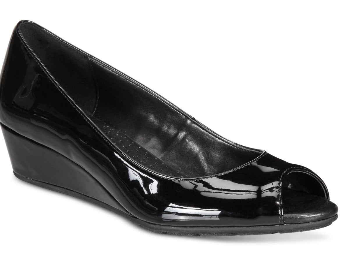Sandália feminina Bandolino Peep Toe Wedge, preta, tamanho 5,5 M