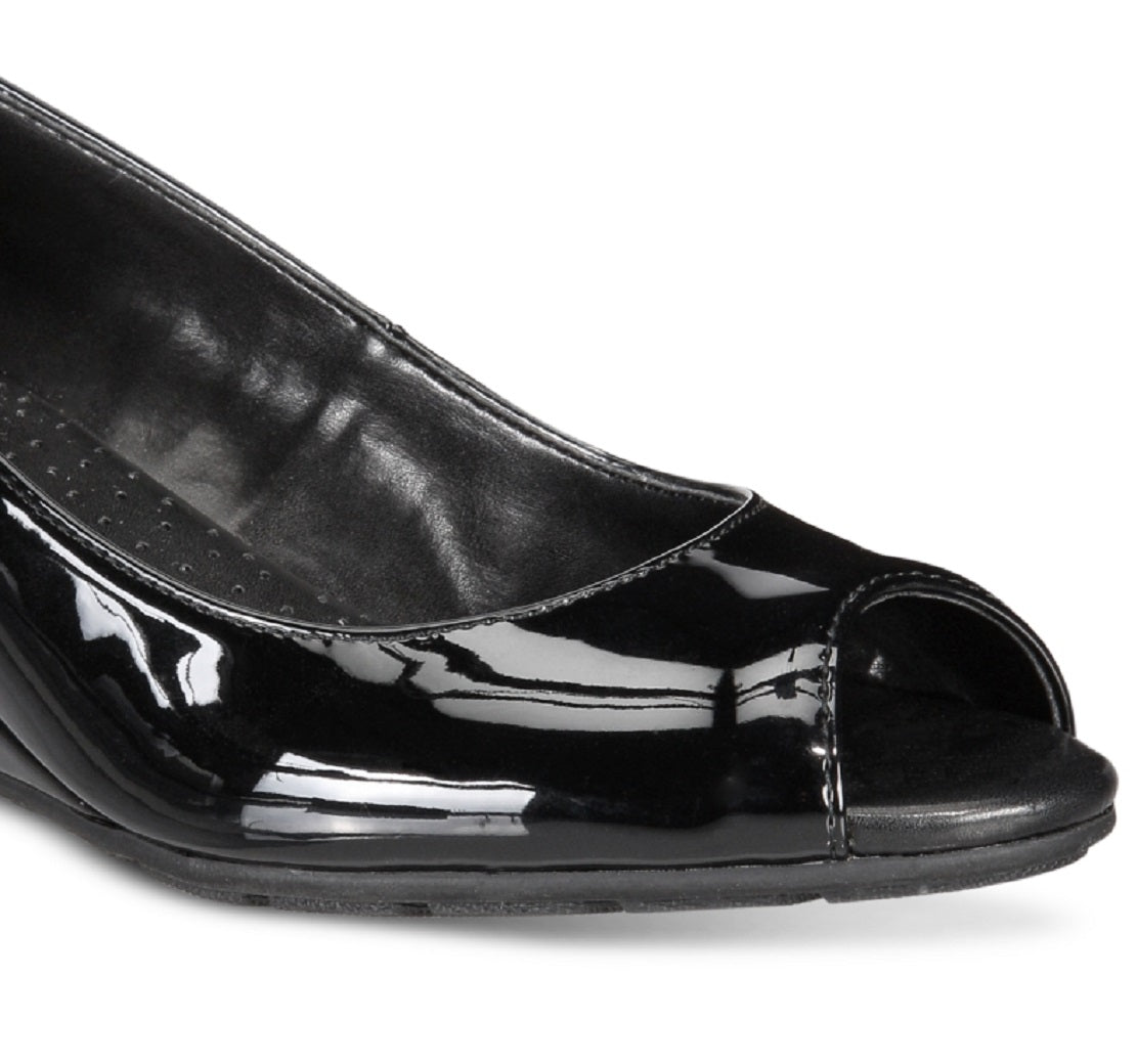 Sandália feminina Bandolino Peep Toe Wedge, preta, tamanho 5,5 M