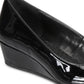 Sandália feminina Bandolino Peep Toe Wedge, preta, tamanho 5,5 M