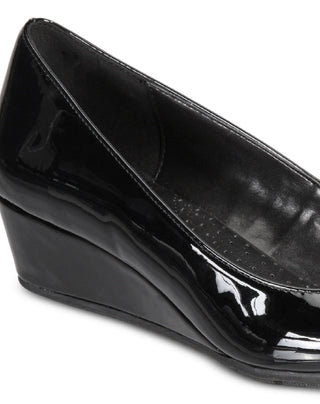 Sandália feminina Bandolino Peep Toe Wedge, preta, tamanho 5,5 M