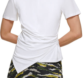 Camiseta feminina DKNY com frente falsa e envolvente, branca, tamanho médio