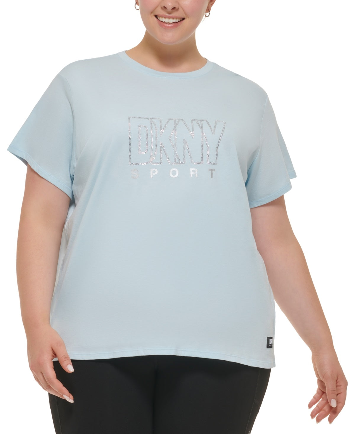 Camiseta feminina DKNY de algodão com logotipo embelezado, azul, tamanho 1X