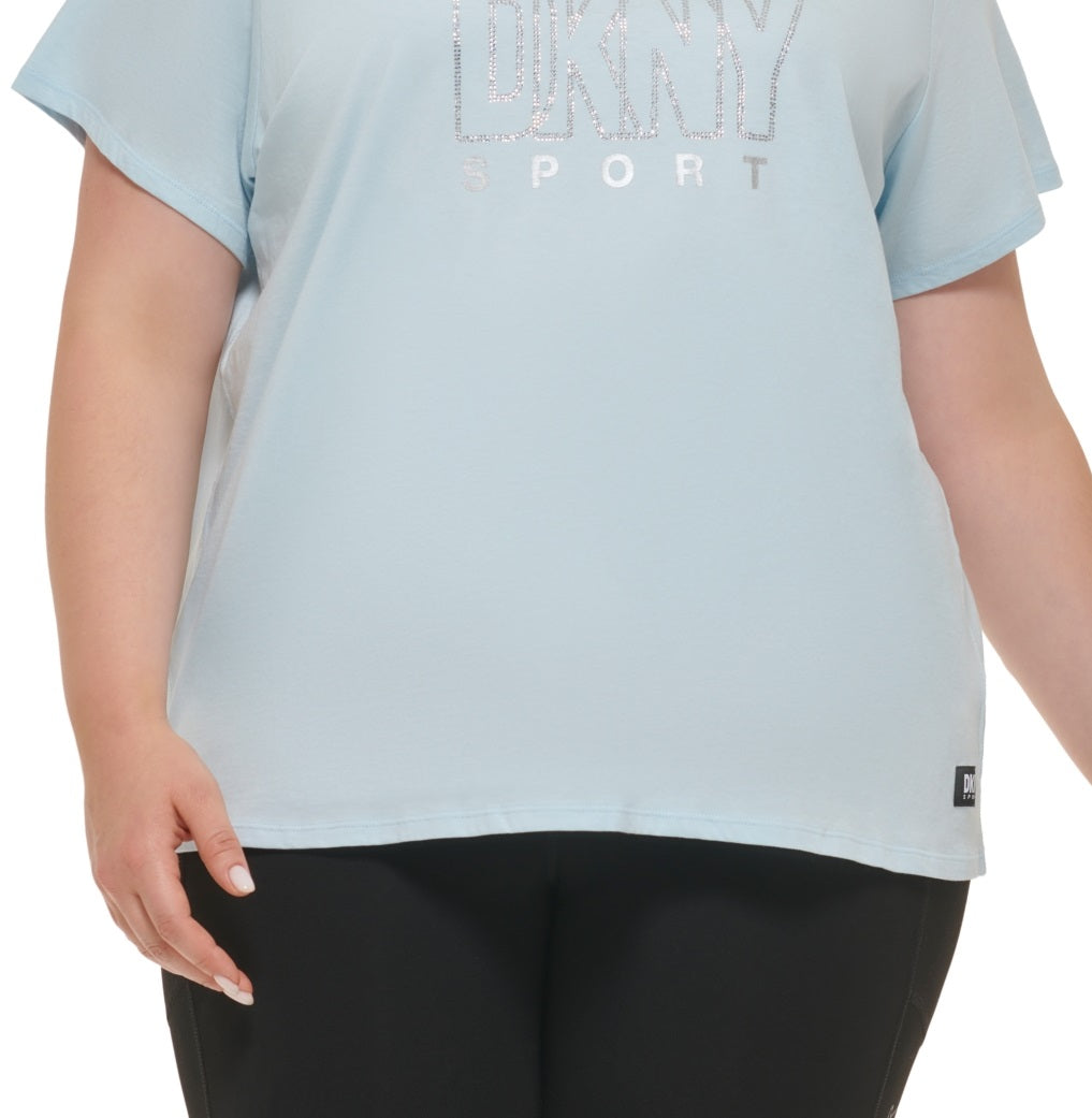 Camiseta feminina DKNY de algodão com logotipo embelezado, azul, tamanho 1X