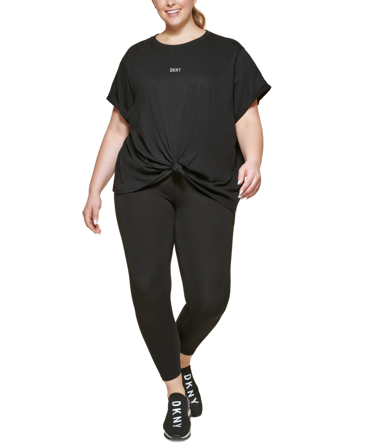 Camiseta feminina DKNY com logo metálico e nó frontal, preta, tamanho 2X