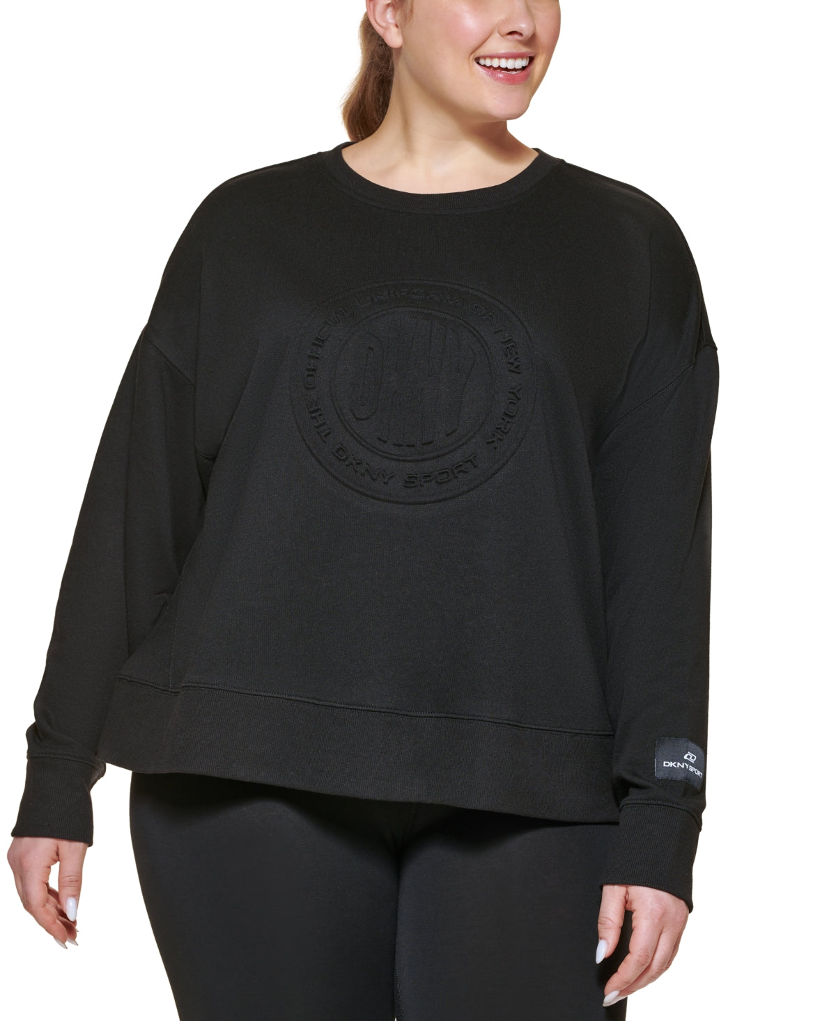 Moletom DKNY feminino com medalhão em relevo, preto, tamanho 3X