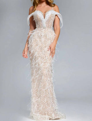 Jovani - Vestido decotado com penas e enfeites deslumbrantes