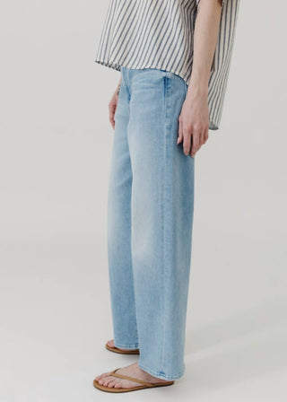 Mãe - Calça jeans Rambler com zíper e perna reta no tornozelo