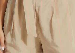 Shorts listrados Guess Hilena com cinto marrom tamanho XS