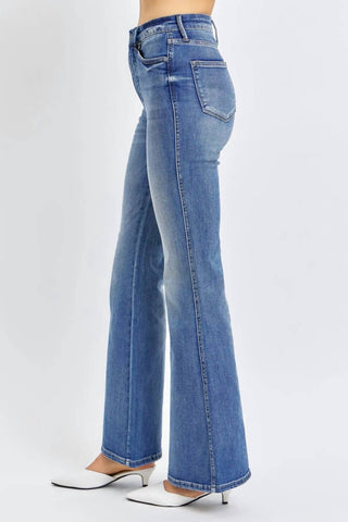 Calça jeans flare com lavagem contrastante e controle de barriga Judy Blue