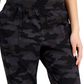 Calça de moletom feminina ID Ideology com estampa camuflada relaxada, preta, tamanho X-S