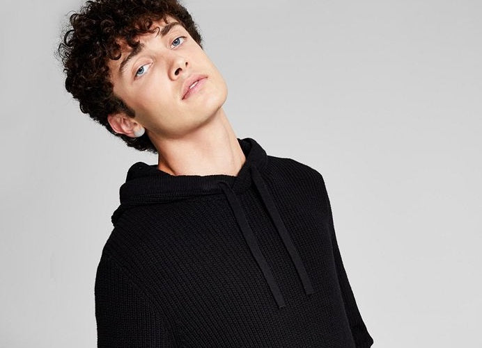 E agora este suéter masculino de malha canelada com capuz preto