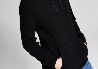 E agora este suéter masculino de malha canelada com capuz preto