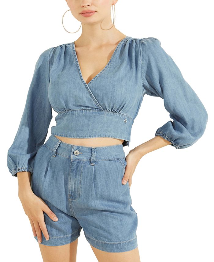 Top curto feminino GUESS com estampa de envelope falso, azul, tamanho X-S