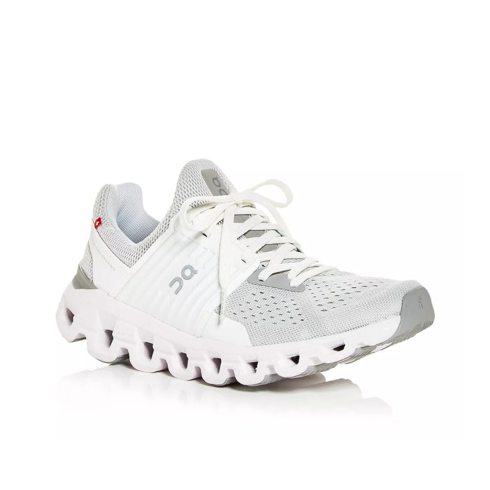 Tênis de corrida feminino Cloudswift, branco, tamanho 8,5