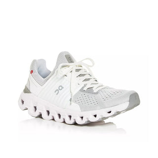 Tênis de corrida feminino Cloudswift, branco, tamanho 8,5