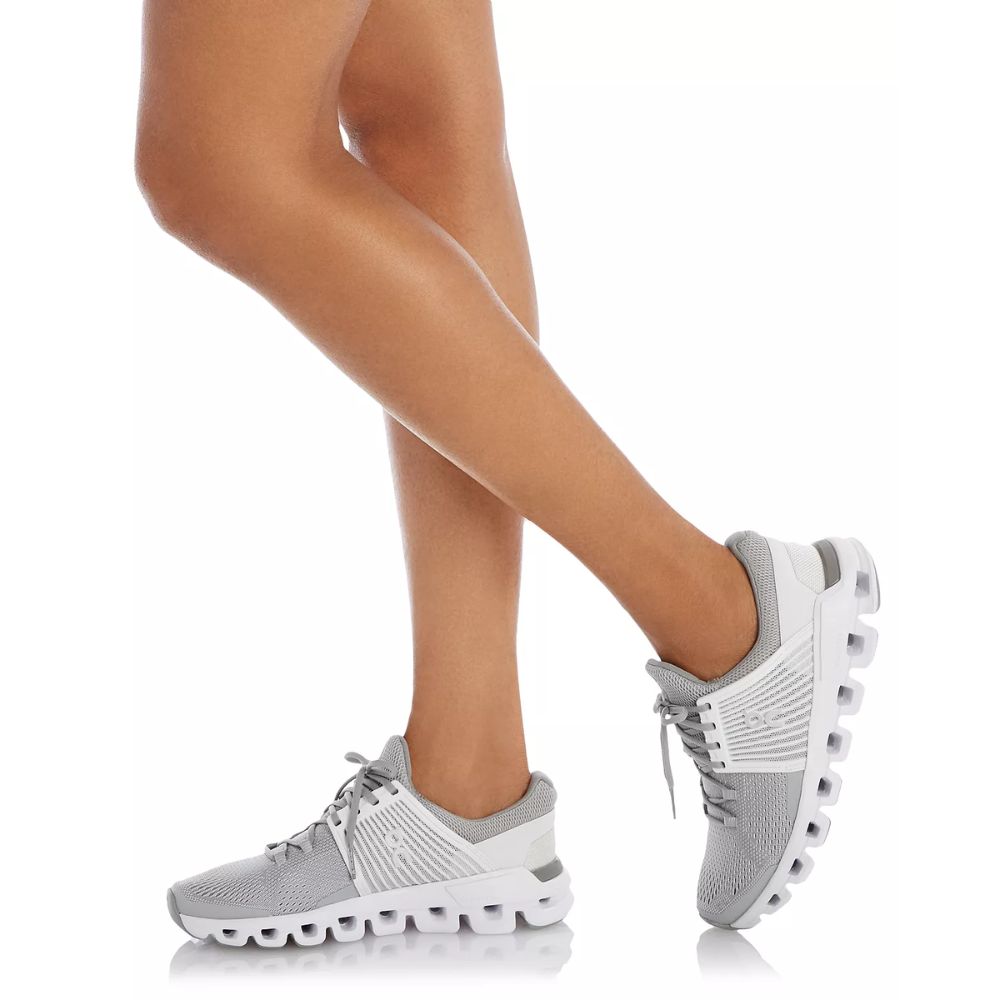 Tênis de corrida feminino Cloudswift, branco, tamanho 8,5