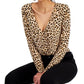 Blusa feminina com estampa de leopardo e franzido frontal, marrom, tamanho X-S