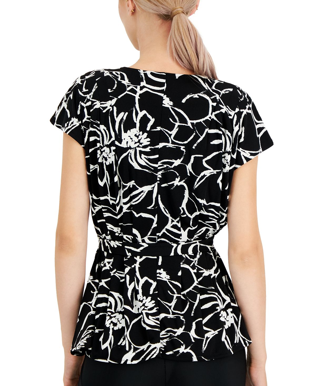 Blusa feminina Alfani com decote em V, plissada, cintura e manga curta, preta, tamanho médio