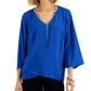 JM Collection Top feminino com decote cruzado e detalhes em azul, tamanho pequeno médio