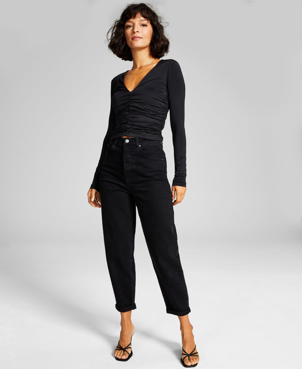 E agora esta blusa feminina de malha com manga comprida franzida e decote em V, preta, tamanho X-S
