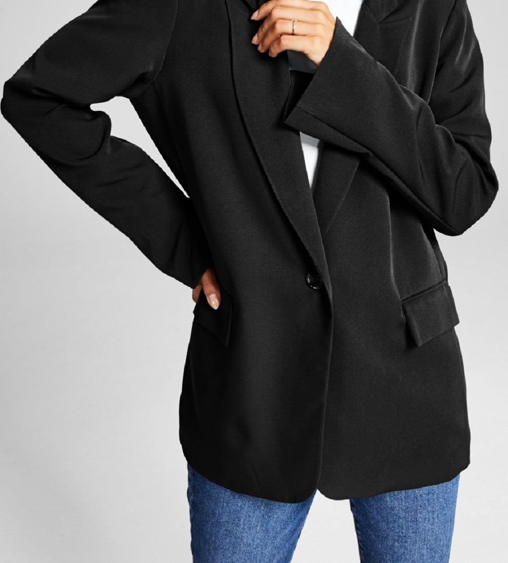 E agora este blazer feminino grande com gola entalhada e um botão, preto, tamanho extragrande