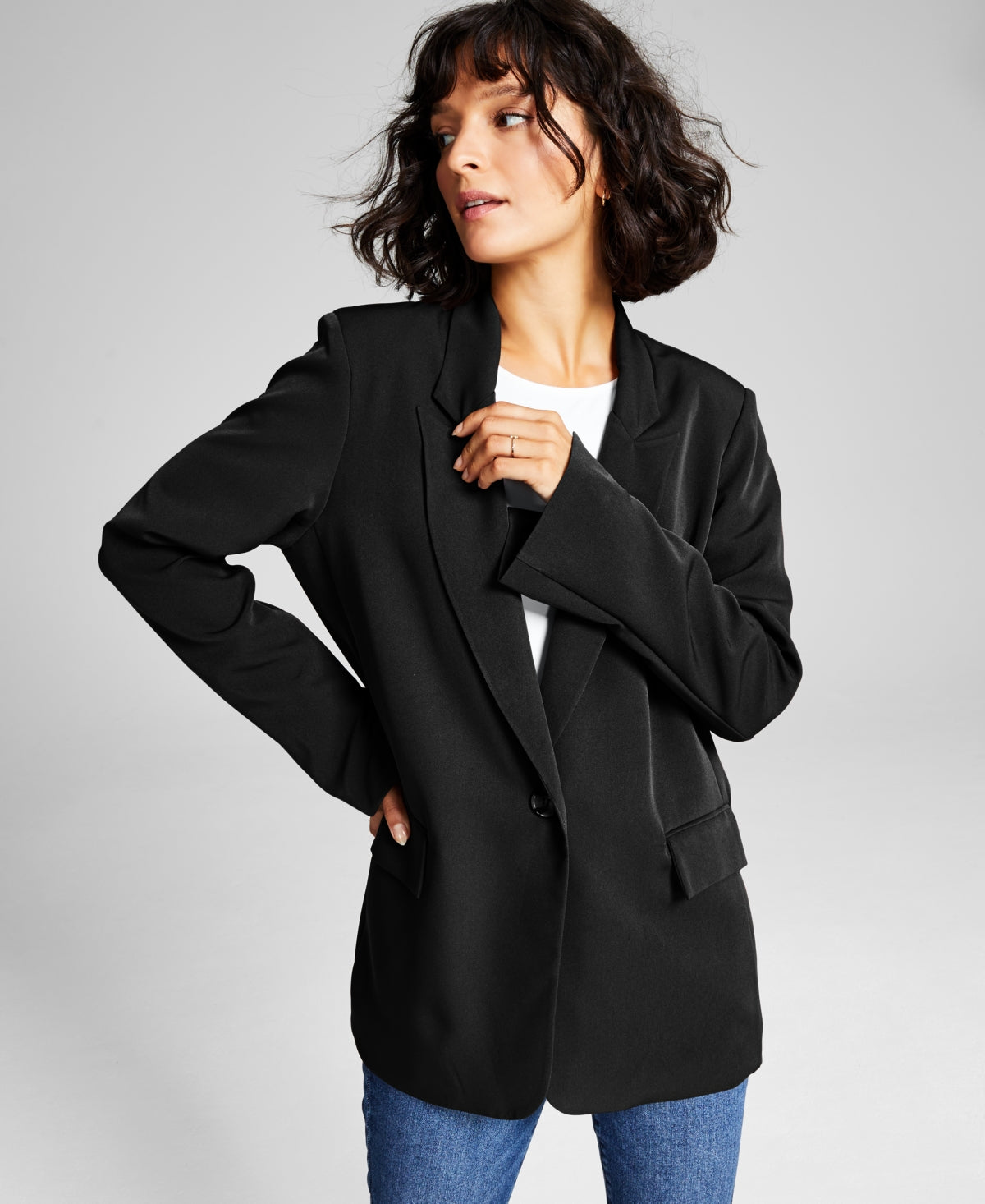E agora este blazer feminino grande com gola entalhada e um botão, preto, tamanho extragrande