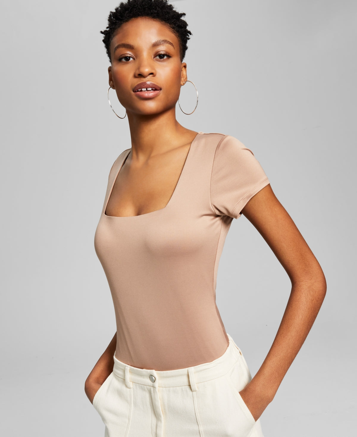 E agora este body feminino de manga curta com decote quadrado marrom tamanho médio